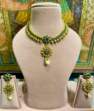 TRADITIONAL GOLD TONED SOUTH INDIAN PENDANT SET (GREEN)